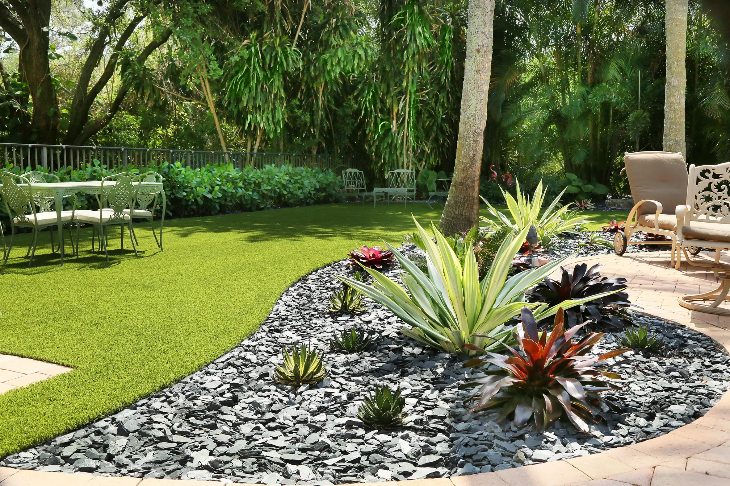 synthetic-turf-hosta-mid
